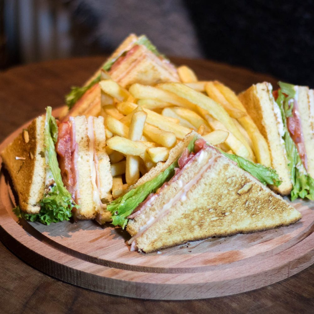 Club Sandwich Jumbo με ζαμπόν, μπέικον, τυρί και τηγανιτές πατάτες