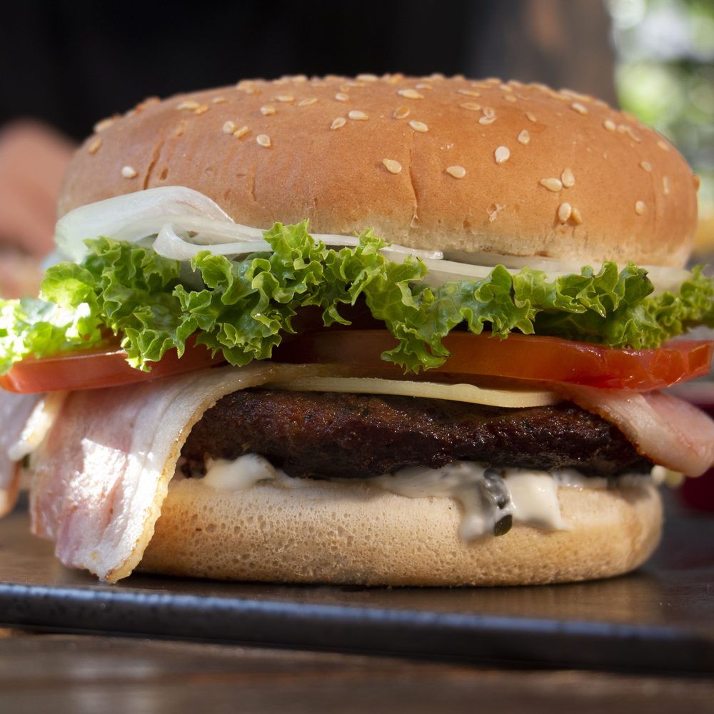 Master Burger με σπιτικό χειροποίητο μπιφτέκι, μπέικον, τυρί, ντομάτα και μαρούλι