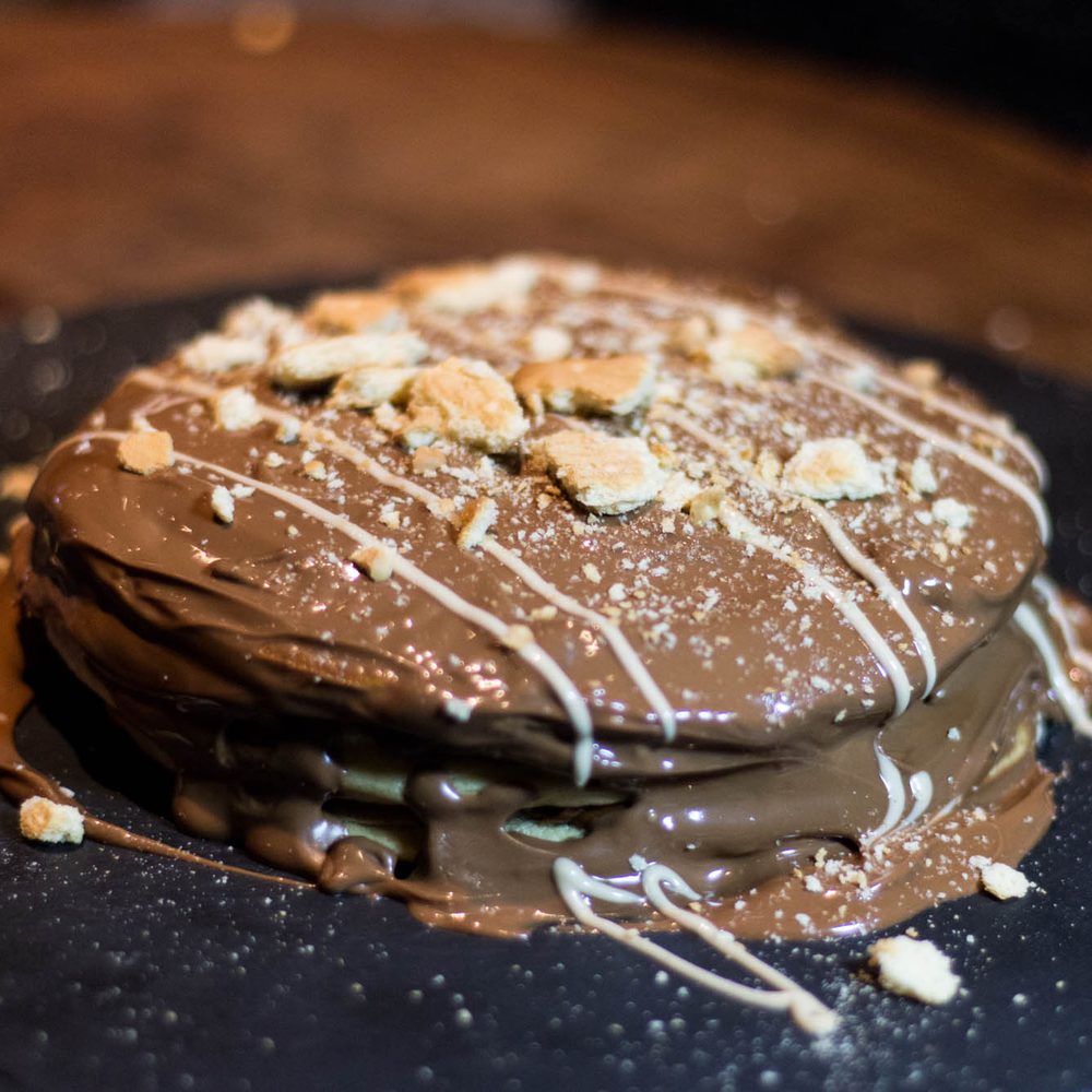 Pancakes με σοκολάτα γάλακτος και θρυμματισμένο μπισκότο